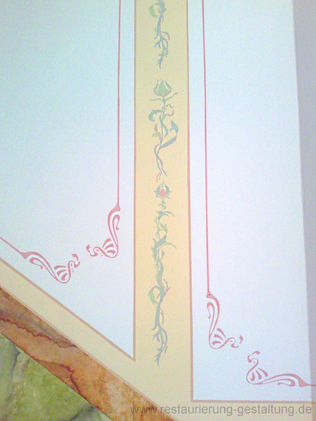 An allen Wandflächen wurde von Malermeister Schimpf die Malerarbeiten ausgeführt. An den Oberwänden ist dann eine Wandmalerei mit Schablonen vom Restaurator für historische Malerei und staatlich geprüftem Techniker Schimpf angebracht worden. Der Malerbetrieb der Berliner Malerinnung hat die Oberwände Kassettiert. Das Treppenhaus hat so eine Symmetrie bekommen. Am Paneel lässt sich eine Steinimitation erahnen.